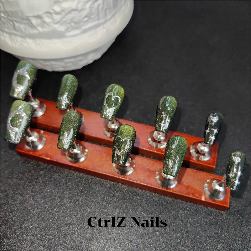 Emerald Green Cat Eye Press On Nails – Magnetic Effect Handmade Fake Nails for Salon-Quality Nail Designs